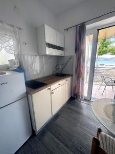 Mediterranean Seaside Apartments - Deak