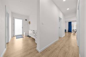 AC family house with garden and pool, 10B
