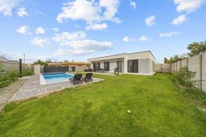 AC family house with garden and pool, 10B