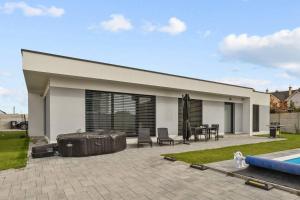 AC family house with garden and pool, 10B
