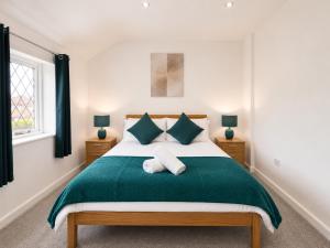 4 Bed Home Near Legoland Sleeps 8 with Parking