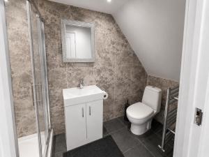 4 Bed Home Near Legoland Sleeps 8 with Parking
