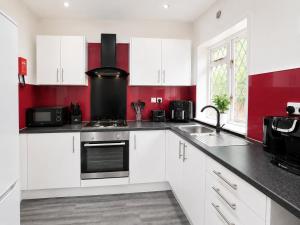 4 Bed Home Near Legoland Sleeps 8 with Parking