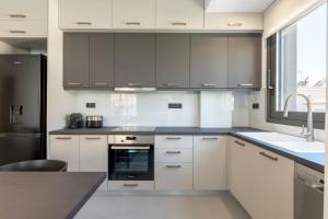Vyronos Prestige Residence III by UPSTREET