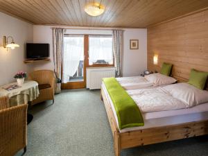 Fewo 6 mit Balkon und Bergblick room in Gästehaus Böck