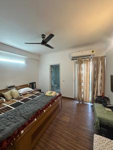 Cozy 2BHK with lush views!