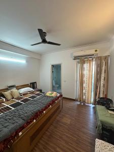 Cozy 2BHK with lush views!