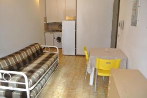 Cozy flat with pool just 50m from the beach