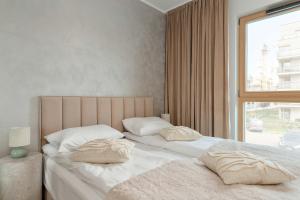 Comfortable Apartment in Gdańsk with Balcony and Underground Parking by Noclegi Renters