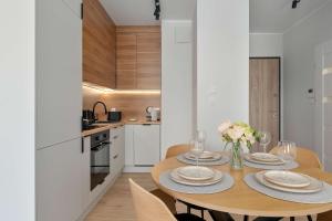 Comfortable Apartment in Gdańsk with Balcony and Underground Parking by Noclegi Renters