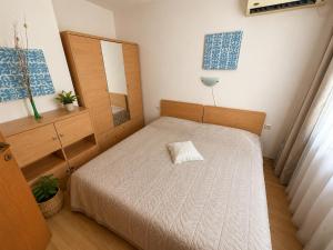 Two-bedroom apartment with garden view