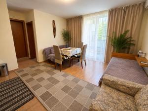 Two-bedroom apartment with garden view