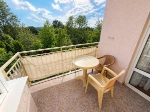 Two-bedroom apartment with garden view