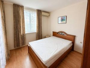 Two-bedroom apartment with garden view