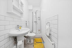 The Belle Spacious 6 Bedroom By AltoLuxo Short Lets & Serviced Accommodation With Free WiFi & Parking