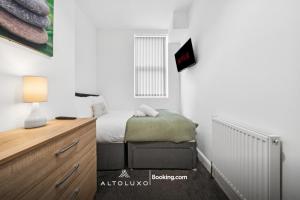 The Belle Spacious 6 Bedroom By AltoLuxo Short Lets & Serviced Accommodation With Free WiFi & Parking