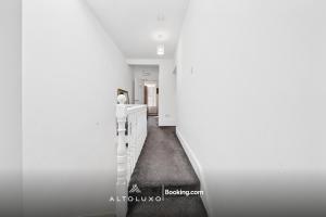 The Belle Spacious 6 Bedroom By AltoLuxo Short Lets & Serviced Accommodation With Free WiFi & Parking