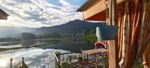 Rajas Palace Houseboat - Kashmir