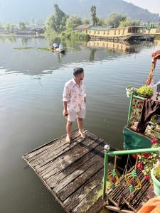 Rajas Palace Houseboat - Kashmir