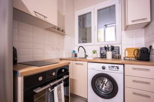 Kefi - Bright 2BR Athens Apartment