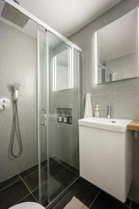 Kefi - Bright 2BR Athens Apartment