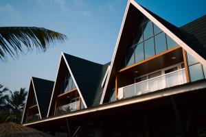 West Bay Palm Tree Beach Resort