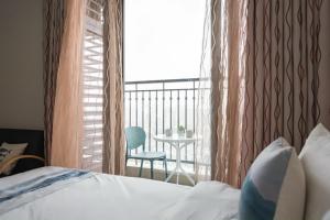 Bright High Floor Studio with Amazing Hanoi Night View and Balcony