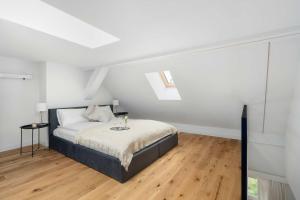 Stylish Studio with a Mezzanine Near the Market Square by Noclegi Renters