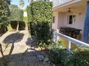 Apartamento con jardín privado, gran terraza y dos piscinas, en Playa de LaMora, Tarragona, familiar y tranquilo, reserva natural Bosque de la Marquesa con playas naturales, cerca de Altafulla, con parking, Wifi, Netflix