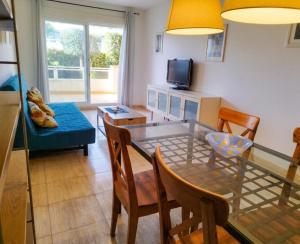 Apartamento con jardín privado, gran terraza y dos piscinas, en Playa de LaMora, Tarragona, familiar y tranquilo, reserva natural Bosque de la Marquesa con playas naturales, cerca de Altafulla, con parking, Wifi, Netflix