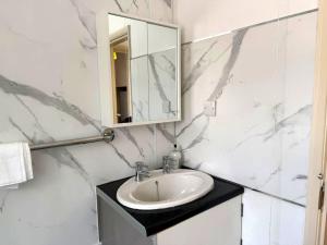 3 Bedroom Flat By Comfy Nest Contractors Accommodation Hailsham, Sleeps 6