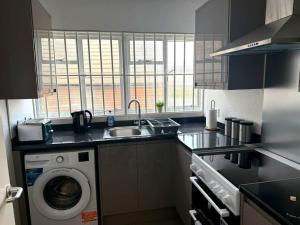3 Bedroom Flat By Comfy Nest Contractors Accommodation Hailsham, Sleeps 6