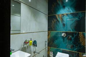 Brown Inn Luxury Hotel Near US Consulate BKC