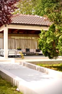 YAMM Pool House