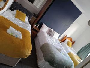 Apt - Sleeps 10 - Parking - Ideal for Contractors