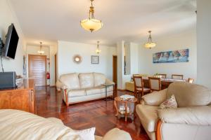 Sunny Ocean View Apartment