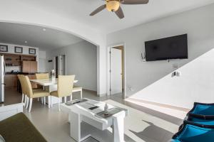 Dog-friendly beachfront villa with pool & hot tub access plus rooftop deck