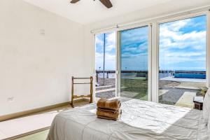 Dog-friendly Ocean-view Retreat with Pool Access plus Rooftop Deck, AC