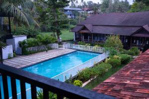 West Bay Palm Tree Beach Resort