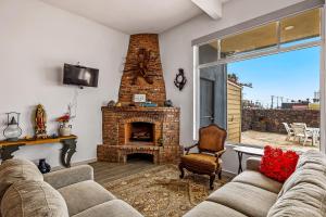 Tropical Retreat with Ocean Views - Steps from the sand with alfresco dining