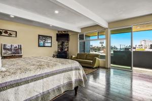 Tropical Retreat with Ocean Views - Steps from the sand with alfresco dining