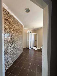 X X L Villa in Kariat