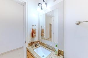 Dog-Friendly Villa with Heated Outdoor Pool, Hot Tub, Streaming, Balcony, Grill