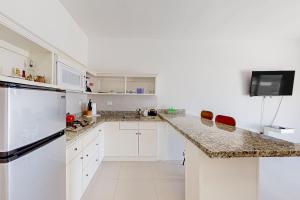Dog-Friendly Suite with Hot Tub, Kitchenette, Heated Outdoor Pool, Private Patio