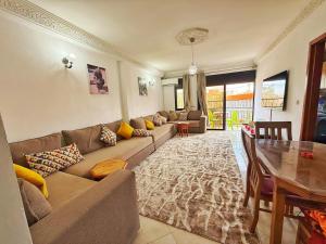 Stylish Central Apartment with Balcony