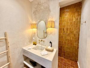 CASAYA breakfast swimming pool city center private