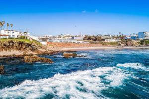 Bright Dog-Friendly Suite with Kitchenette, Heated Outdoor Pool, Hot Tub, Patio