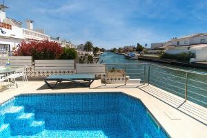 WELCS CASA 240 EMP con piscina y vista al canal