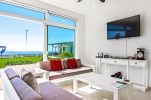 Serene Dog-Friendly Villa with Impressive Views, Outdoor Pool, Private Patio, AC