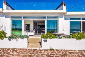 Serene Dog-Friendly Villa with Impressive Views, Outdoor Pool, Private Patio, AC